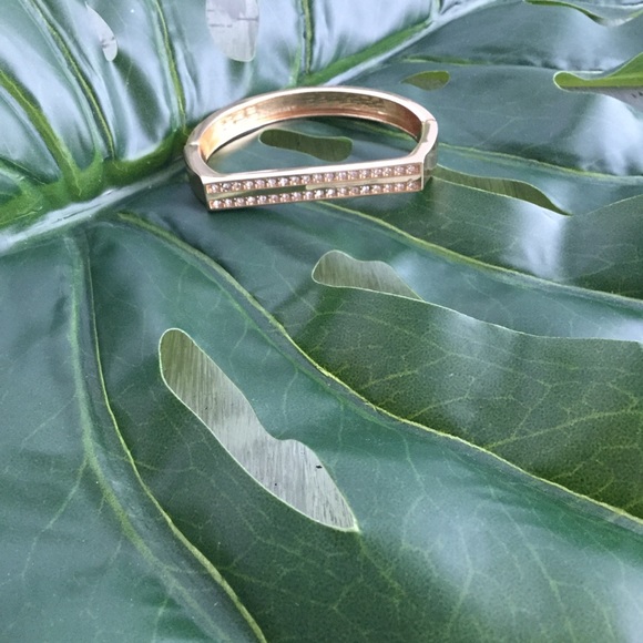 🚫 SOLD 🚫 Crystal Bangle - GOLD NWT - Picture 3 of 3
